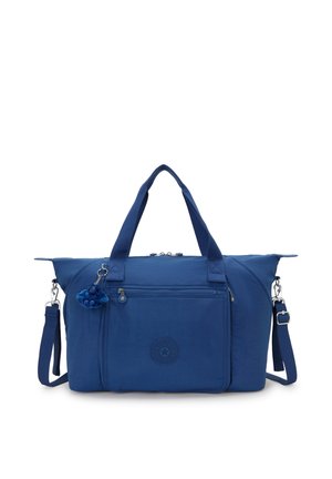 Bolsa de viaje rectangular azul con asas dobles, bolsillo frontal con cremallera, correa de hombro desmontable y pequeño llavero de peluche unido a la cremallera.