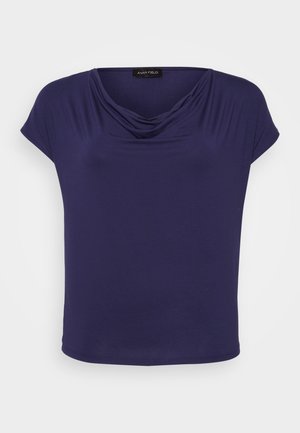 Top azul marino hecho de tejido suave con escote drapeado, mangas cortas y un corte relajado. La línea del dobladillo es ligeramente redondeada.