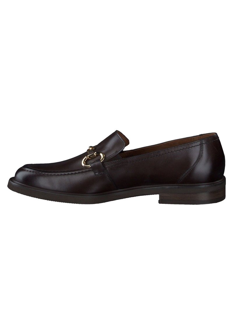 Mocasín de cuero marrón con punta redondeada y costuras sutiles, que presenta un detalle de metal en tono dorado en la parte frontal, montado sobre un tacón bajo.