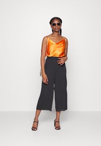 ONLY Petite ONLMARIN PLISSE CULOTTE - Hlače - black