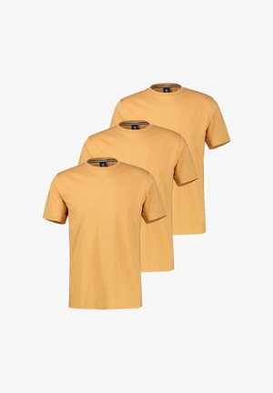 Drei schlichte, senfgelbe T-Shirts mit kurzen Ärmeln und Rundhalsausschnitt, die überlappend auf einem weißen Hintergrund angeordnet sind.