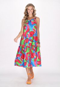 Rochie maxi fără mâneci, cu un model abstract colorat în roșu, verde, albastru și violet. Dispune de un decolteu strâns și de un tiv în straturi.