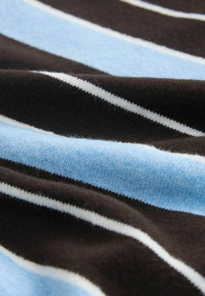 Pletená tkanina s horizontálnymi prúžkami v svetlomodrej, tmavohnedej a bielej farbe. Mäkká textúra so záberom zblízka zvýrazňujúcim vlákna.