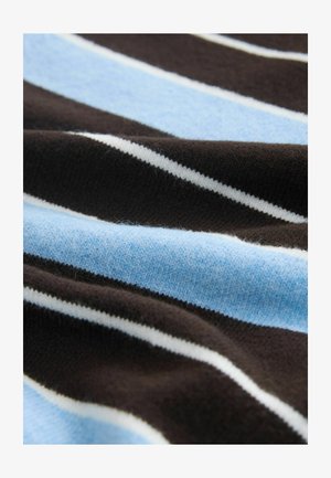 Adīta auduma ar horizontālām joslām gaiši zilā, tumši brūnā un baltā krāsā. Mīksta tekstūra ar tuvplāna skatu, kas izceļ šķiedras.