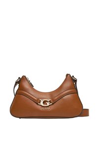 Bolso de cuero marrón con forma curva, presenta un detalle de logo dorado y una correa decorativa. Un lado tiene cierre de cremallera.