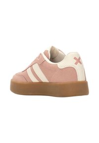 Zapatilla de ante rosa con acentos blancos, que presenta tres rayas, un cuello acolchado y una suela de goma. Pequeño logo en el talón.