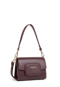Piccolo borsetta in pelle bordeaux scuro con accessori in oro, manico superiore, tracolla staccabile e logo Lancaster Paris sulla patta anteriore.