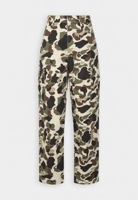 Spodnie cargo w kamuflażu z odcieniami zieleni, brązu i czerni. Wykonane z tkaniny o teksturowanym wykończeniu i bocznymi kieszeniami.