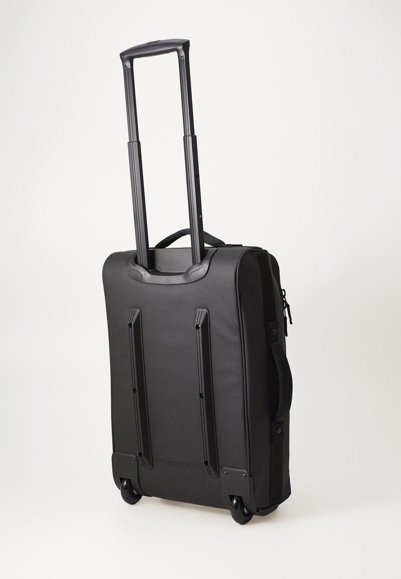 Svart vagnväskan på hjul med utdragbart handtag, slät textur, två hjul och ett blixtlåsfack på sidan.