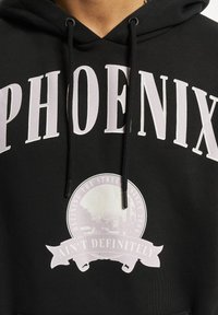 Svart hettegenser med stor hvit tekst "PHOENIX" og en sirkulær grafikk med "AIN'T DEFINITELY" i lys lilla.