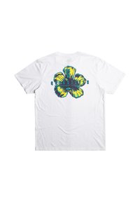 Biela tričko s krátkym rukávom, na ktorom sa nachádza farebná grafika hibiskusového kvetu v žltej a modrej, s logom "Quiksilver" nižšie.