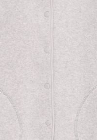 Hellgraues Fleece-Kleidungsstück mit runden, flachen Knöpfen und kontrastierender Paspelierung entlang der Vorderseite. Verfügt über zwei geschwungene Taschen. Weiche Textur.