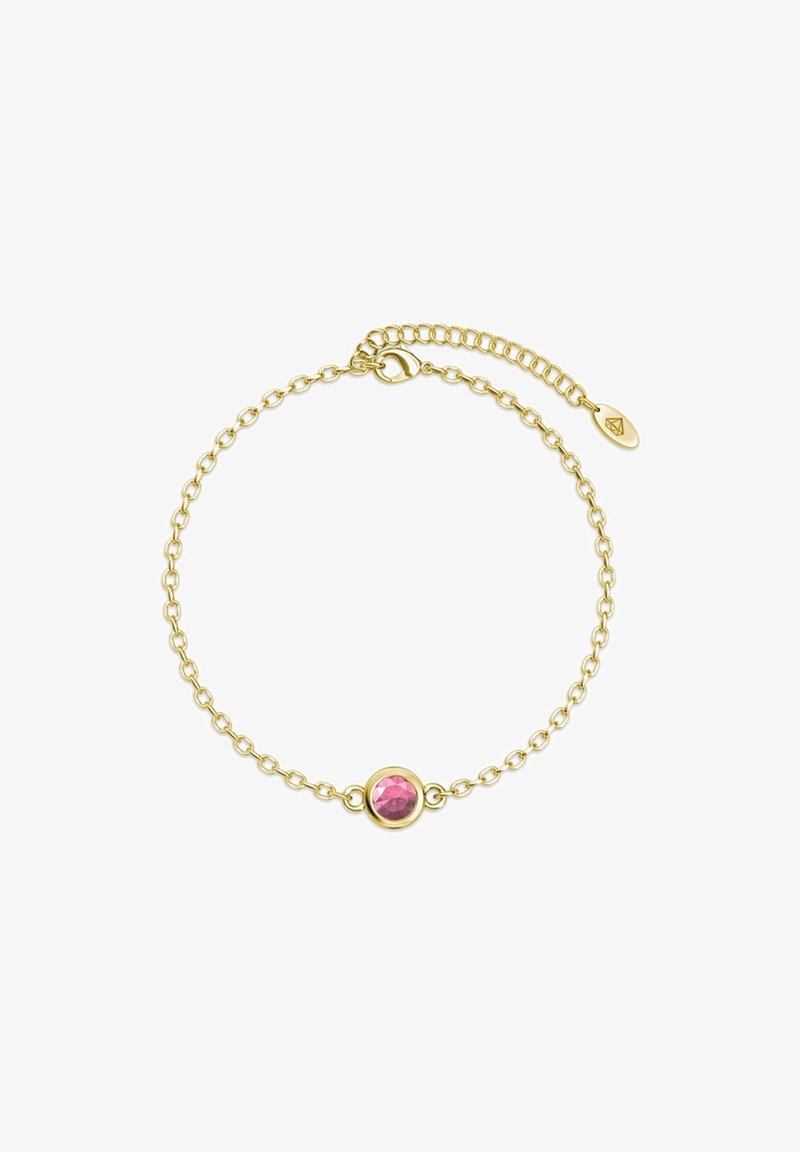 Bracciale a catena placcato oro con una pietra centrale rotonda di colore rosa, superficie liscia, chiusura regolabile e un piccolo tag con il logo.