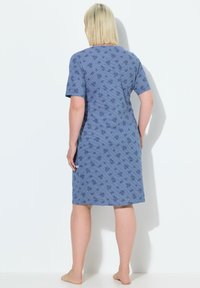 Modrá pruhovaná noční košile s krátkým rukávem, vyznačující se jemným květinovým vzorem, po kolena, vyrobená z měkké tkaniny, s kulatým výstřihem a volným střihem.