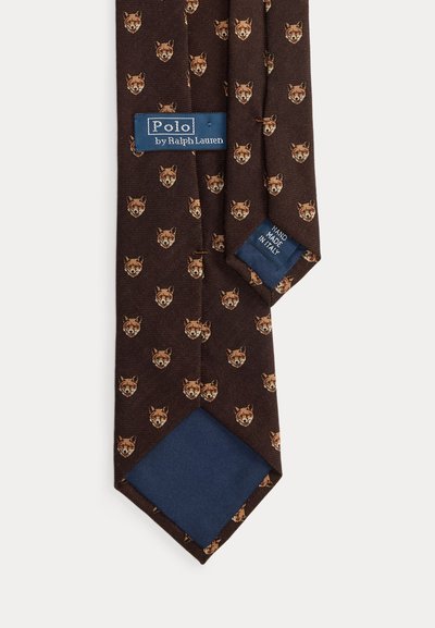 Cravate en soie marron avec petits motifs de tête de renard, deux étiquettes bleues portant les mentions "Polo by Ralph Lauren" et "Hand Made in Italy."