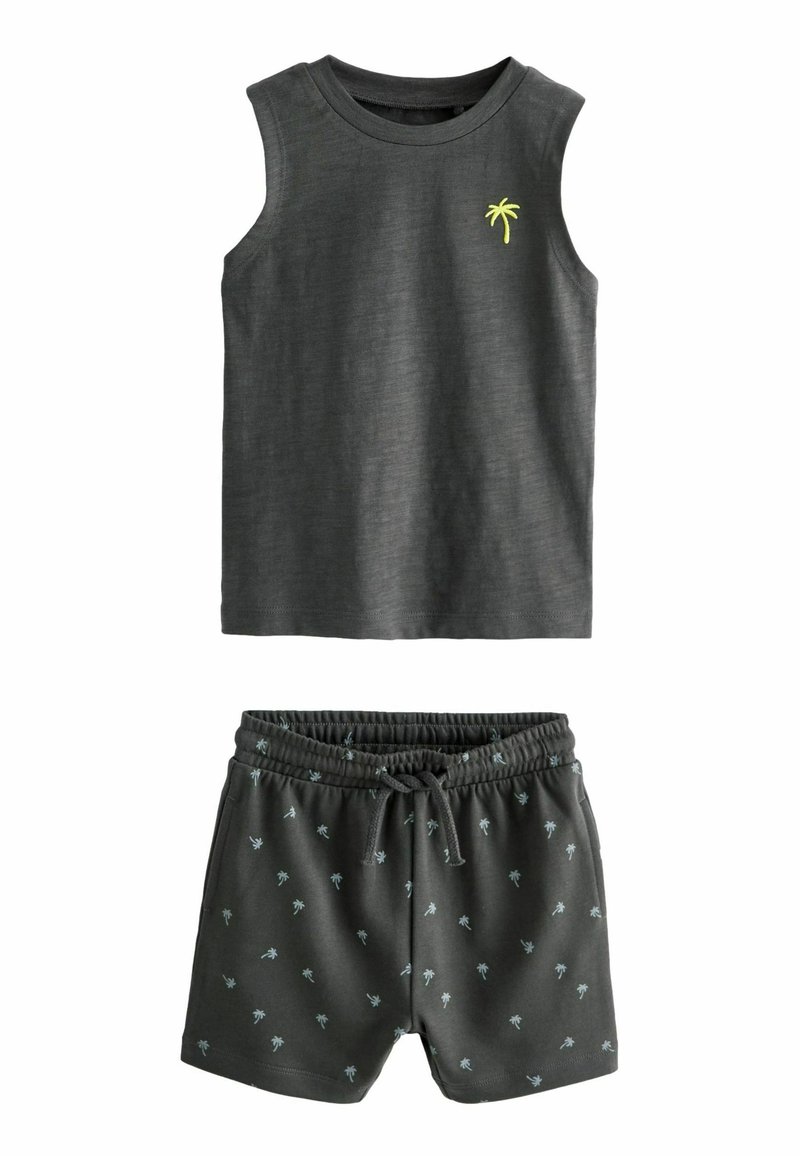 Ärmelloses dunkelgraues Tanktop mit einer kleinen grünen Palmenstickerei, kombiniert mit passenden Shorts mit Palmenmuster und elastischem Bund.