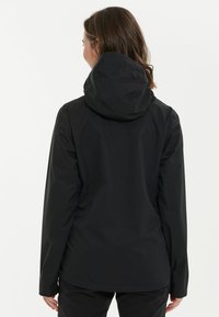 Sort vandtæt jakke med hætte, der har et elegant design, glat tekstur og tætsiddende ærmer, vist fra bagsiden.