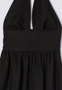 Abito nero senza maniche con scollatura all'americana, corpetto arricciato e vita elasticizzata. Realizzato in tessuto leggero con una superficie liscia.