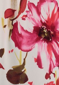 Blumstoff mit großen rosa Blumen und dunklen Mittelpunkten, vor einem hellen Hintergrund. Grüne Blätter und handgemalte Pinselstrichakzente sichtbar.