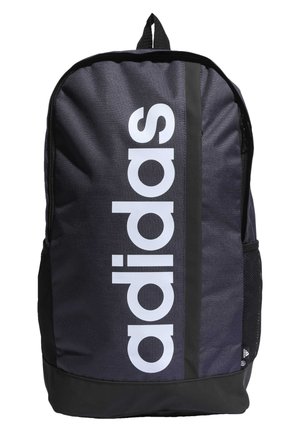 Czarny plecak z poliestru z dużym białym logo "adidas", pionowym czarnym paskiem, siateczkową kieszenią boczną i górnym uchwytem do przenoszenia.