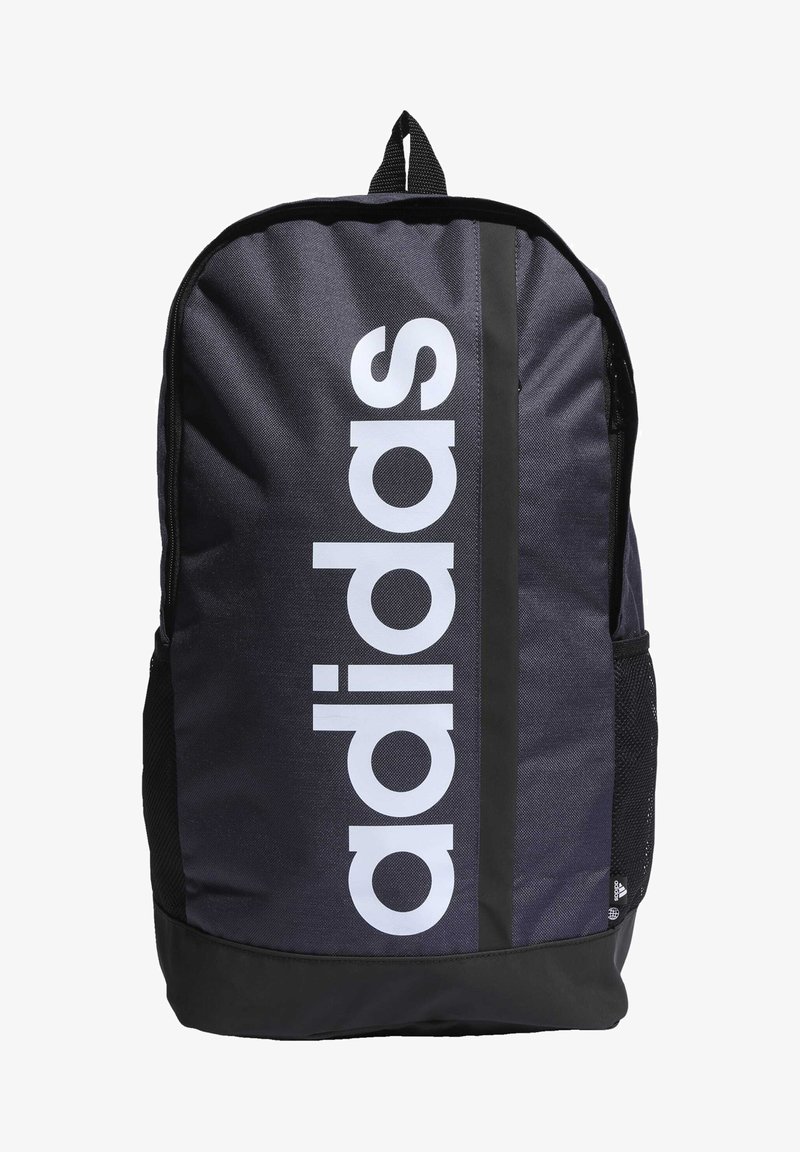 Mochila de poliéster negra con gran logo blanco de "adidas", franja negra vertical, bolsillo lateral de malla y asa en la parte superior.