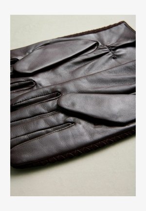 Braune Lederhandschuhe mit glatter Textur, fünf Fingern, elastischem Handgelenk und dekorativer Naht entlang der Kante.