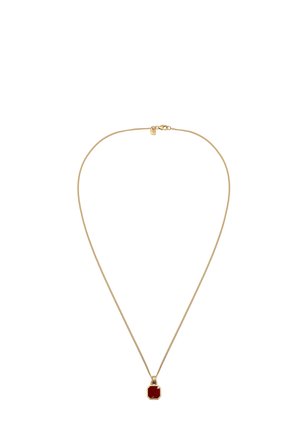 Collier chaîne en or avec un petit pendentif octogonal rouge foncé suspendu au centre sur un fond blanc.