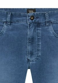 Blaue Cordjeans mit einer vorderen Knopfleiste, Gürtelschlaufen und zwei Seitentaschen, die eine glatte Textur und ein geripptes Muster aufweisen.