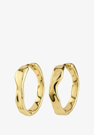 Goldene Creolen mit einem gedrehten Design, glatter Textur und reflektierender Oberfläche. Verfügen über einen nahtlosen Verschluss für einfaches Tragen.