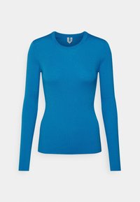 Pull ajusté en maille côtelée bleue à manches longues avec col rond, présenté sur un fond blanc.