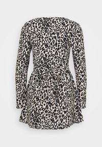 Klänning med långa ärmar, leopardmönster i svart och beige, har ett knytbälte i midjan och en utsvängd nederdel. Mjuk tygkänsla.