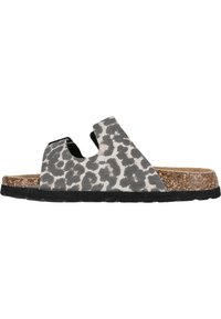 Grå och svart leopardmönstrad slide-sandal med korkfotbädd, utklippta sidor och en texturerad gummisula. Avslappnad och öppen design.