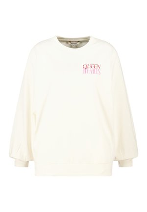 Witte sweatshirt met lange mouwen, met geribde cuffs en zoom, met de tekst "QUEEN HEARTS" in het rood en roze op de bovenste linker borst.