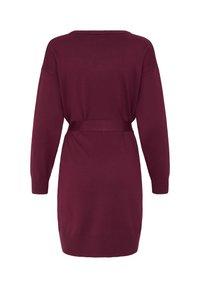 Longue robe-pull en maille bordeaux avec manches longues, col rond et ceinture assortie à la taille, vue de dos.