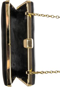 Svart kuvertväska med ett guldkedjesnöre. Har en styv, rektangulär form, guldmetalliska detaljer och en slät tyginredning.