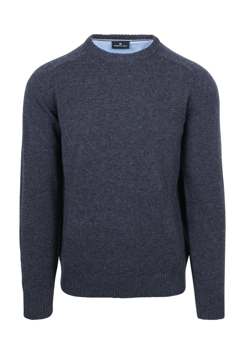 Marinelblauwe trui met ronde hals, gemaakt van een geweven breiwerk. Heeft ribgebreide manchetten en zoom, en een contrasterende lichtblauwe binnenkraag.