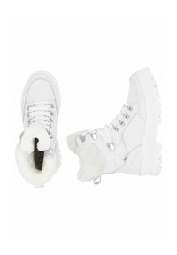 Bottes d'hiver blanches avec une doublure en fourrure texturée, des œillets en métal et une semelle en caoutchouc épaisse, dotées d'un design montante pour un soutien des chevilles.