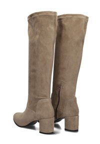 Knielange suède laarzen in beige met een ronde neus, blokhak en een zijrits voor gemakkelijke aan- en uittrekken. Zachte textuur met minimale stikseldetails.