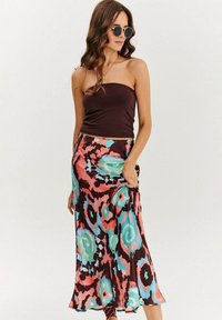 Maxi sukňa v multicolor kvetinovom vzore s odtieňmi modrej, ružovej a hnedej; vzdušný materiál s jemným leskom; priliehavá v páse.