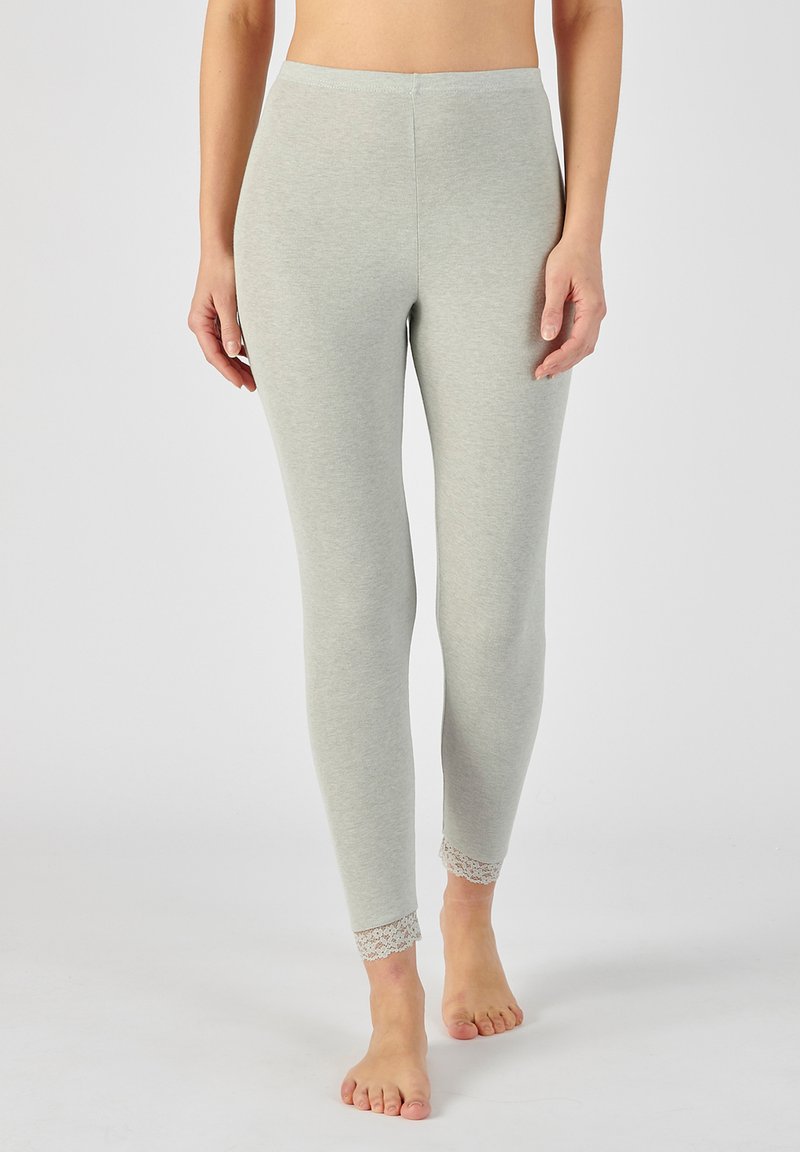Lichtgrijze legging gemaakt van zachte stof, met een getailleerd ontwerp en een decoratieve kantafwerking bij de enkels. Soepele textuur, enkel-lang.