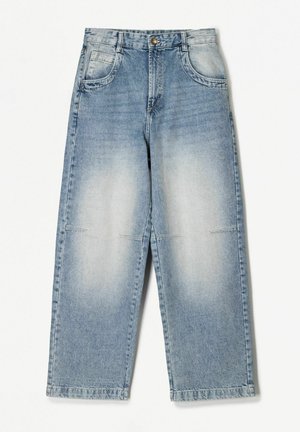 Jeans in denim azzurro chiaro con vestibilità rilassata, leggermente sbiaditi, cinque tasche e dettagli di cucitura visibili sulle gambe.