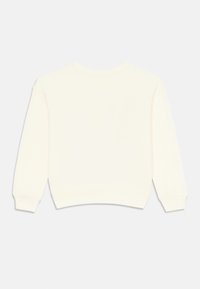 Sudadera de color crema, hecha de una tela suave, que presenta mangas largas, un cuello redondo y un corte relajado sin patrones visibles.