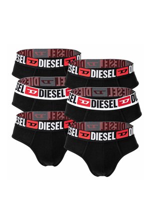 Seis calzoncillos tipo slip negros para hombre con cinturillas elásticas anchas en negro o blanco con el logo y texto de la marca Diesel en rojo y blanco.
