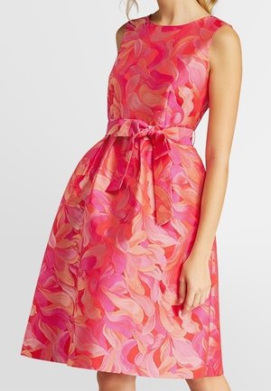 Robe sans manches longueur genou avec motif floral abstrait rose, corail et pêche, taille cintrée avec ceinture nœud en tissu assorti.