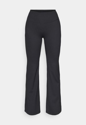 Svarte vide bukser med høy midje, laget av elastisk stoff. Jevn tekstur uten synlige mønstre eller detaljer.