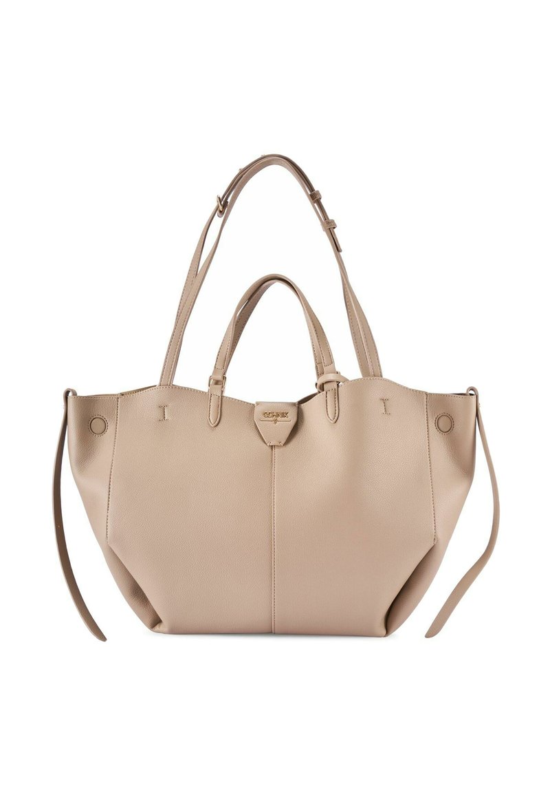 Beżowa skórzana torba typu tote z podwójnymi górnymi uchwytami, regulowanym paskiem na ramię i złotą tabliczką z logo umieszczoną na środku pod falistym brzegiem.