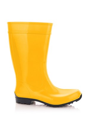 Jasnożółty gumowy kalosz z czarną podeszwą, sięgający do połowy łydki, z błyszczącym wykończeniem, zaprojektowany do ochrony przed deszczem.