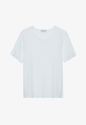 Fehér, rövid ujjú póló, puha anyagból készült. Kerek nyakkivágással rendelkezik és laza fazonú, egyszínű kialakítással, látható minták nélkül.