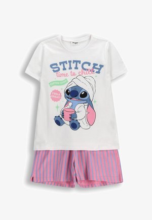 Biała koszula z krótkim rękawem z postacią Stitcha w szlafroku z ręcznika trzymającego różowy kubek, w zestawie z różowo-niebieskimi pasiastymi spodenkami do piżamy.