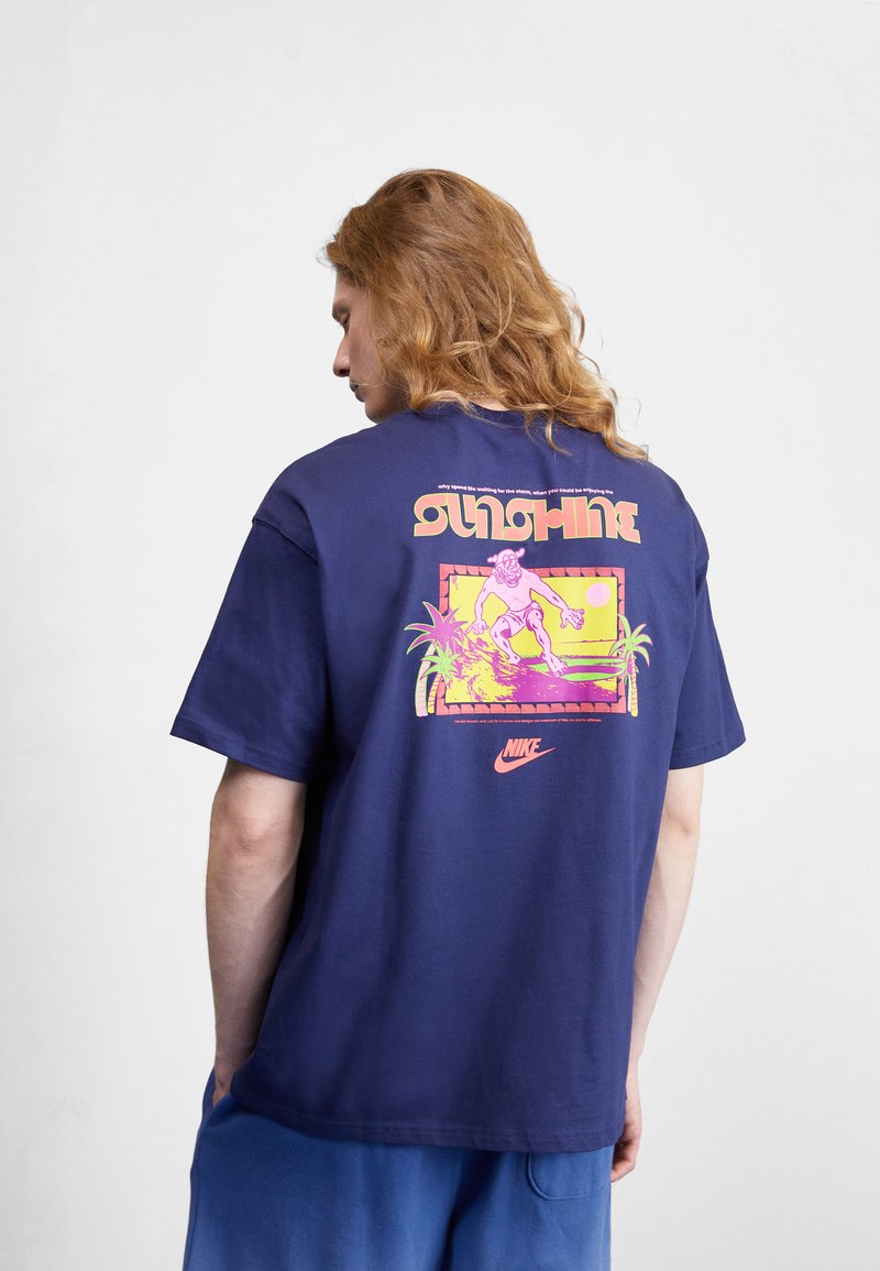 Nike Sportswear TEE BEACH PARTY Print Tshirt midnight navy/dark